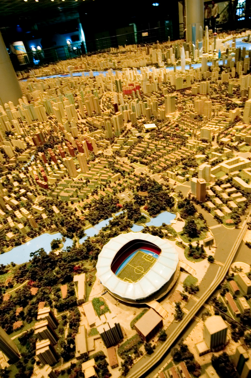 Illustration for article titled Biggest City Model in the World Waiting for Guy in Godzilla Costume